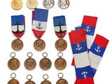 un ensemble de médailles exposées sur un fond blanc
