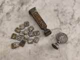 un grand nombre d'objets différents posés sur une table