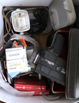 une boîte blanche remplie d'appareils électroniques et d'autres objets