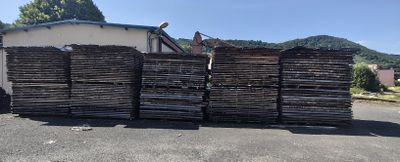 beaucoup de bois empilé au bord de la route