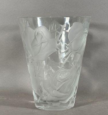 un vase en verre orné d'un motif de roses blanches