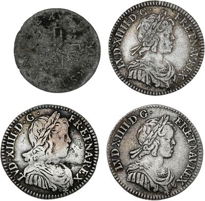 quatre types différents de pièces d'argent sur fond blanc