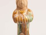 une petite figurine représentant une femme tenant un bébé dans ses bras