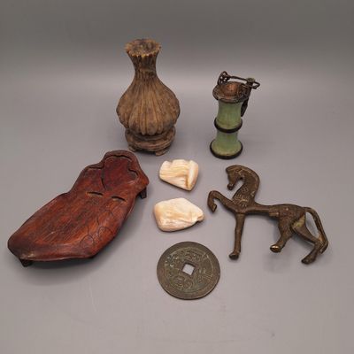 ASIE Lot comprenant : - Vase balustre cannelé en pierre dure…