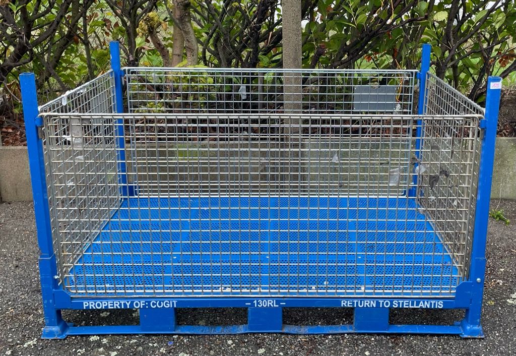 Caisse-palette de rangement métallique , en l’état .