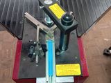 une machine posée sur une table