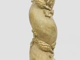 un grand vase doré orné d'un motif en spirale