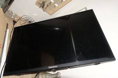 un téléviseur à écran plat posé sur une table