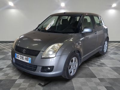 une petite voiture argentée garée dans un garage