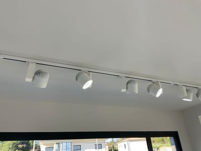 Une rampe de 4 spots blancs led orientables