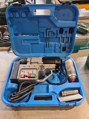 une caisse à outils bleue avec des outils sur une table
