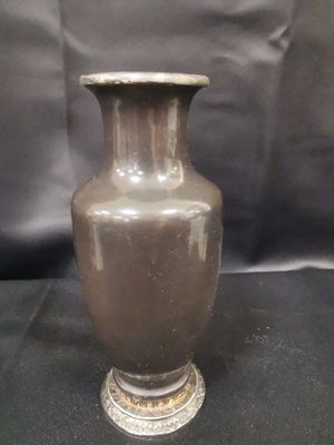 Petit vase balustre en porcelaine blanche revêtu d'argent 95…