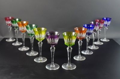 de nombreux verres à vin alignés en rang sur une table