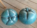 deux citrouilles bleues posées sur un plancher en bois