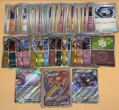 beaucoup de cartes pokemon sur la table