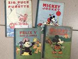 Trois livres de Mickey Mouse sont posés les uns à côté des autres sur un sol carrelé.