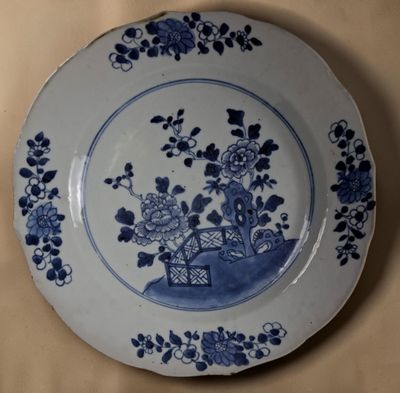 une assiette bleue et blanche avec des fleurs