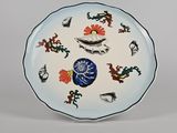 une image représentant une assiette bleue et blanche ornée de fleurs et d'oiseaux