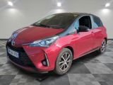 une Toyota Yaris rouge garée sur un sol à damier