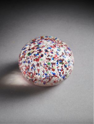 une boule de verre posée sur une table