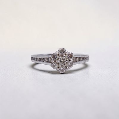 gros plan d'une bague en diamant sur une surface blanche