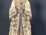 statue d'une femme portant une couronne et une robe, avec une couronne sur la tête