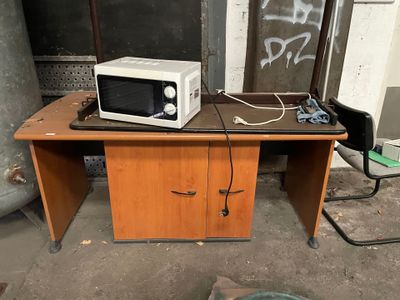 un micro-ondes posé sur un bureau dans une pièce