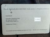 une carte de visite blanche posée sur une table en bois