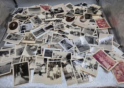 beaucoup de vieilles photos en noir et blanc dans une valise