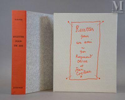 un livre orange posé à côté d'un livre blanc sur lequel figurent des inscriptions