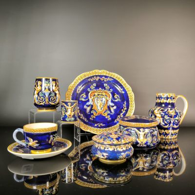 une photo d'une table dressée dans les tons bleu et or, avec des tasses et des soucoupes