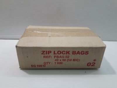 une boîte de sachets à fermeture zip posée sur une table