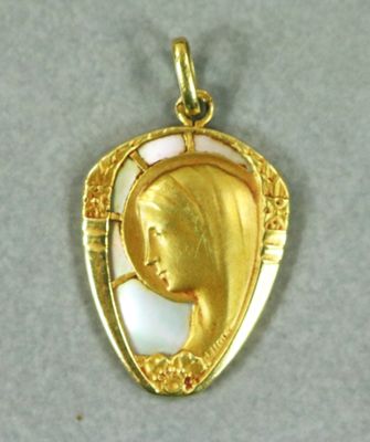 une image représentant un pendentif plaqué or sur lequel figurent une mère et son enfant