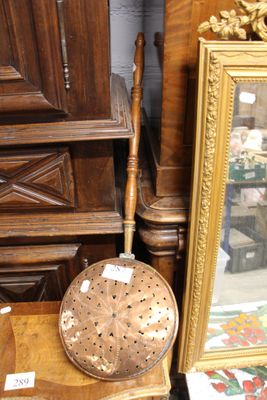 une chaise en bois sur laquelle est posé un panier, à côté d'un miroir
