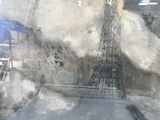 une photo de la tour Eiffel vue à travers une vitre