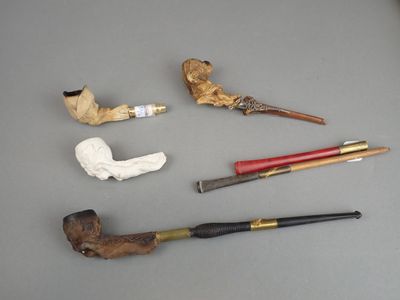 tout un tas de pipes de toutes sortes sur la table