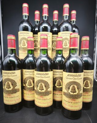 un groupe de bouteilles de vin posées sur une table