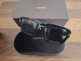 une paire de lunettes de soleil posée sur une boîte