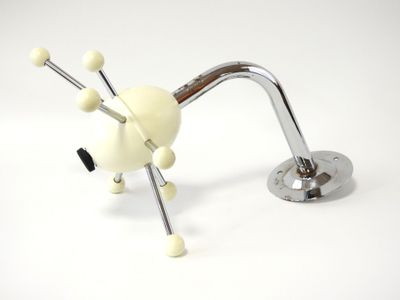 un objet blanc qui ressemble à un extraterrestre à quatre pattes