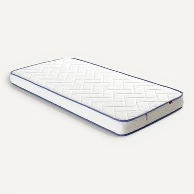un matelas blanc surmonté d'une bordure bleue