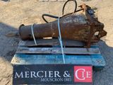 un gros objet métallique posé sur une palette en bois
