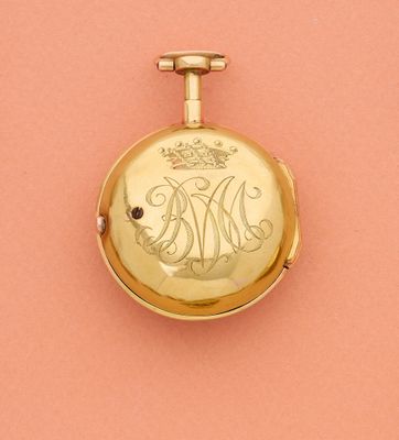 une image représentant une montre de poche en or portant un monogramme