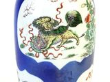 un vase bleu et blanc avec une peinture dessus