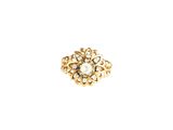 Gros plan sur une bague en or ornée de diamants