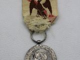 une image représentant une médaille sur laquelle figure un aigle