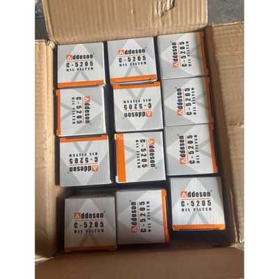 une boîte en carton remplie de nombreuses sortes de piles