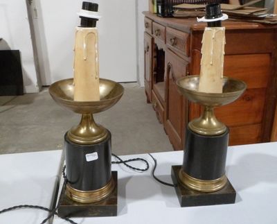 deux bougies posées sur une table dans une pièce