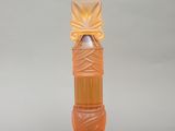 une image représentant un flacon de parfum sur fond blanc
