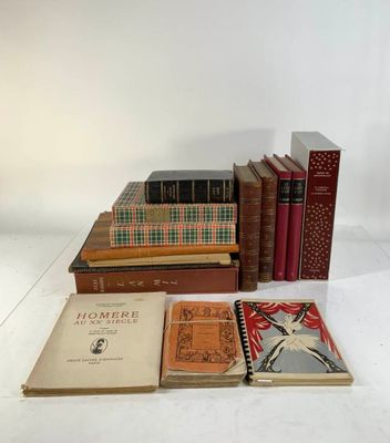 plusieurs livres sont empilés sur une surface blanche