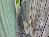 un chat assis sur le rebord d'un immeuble